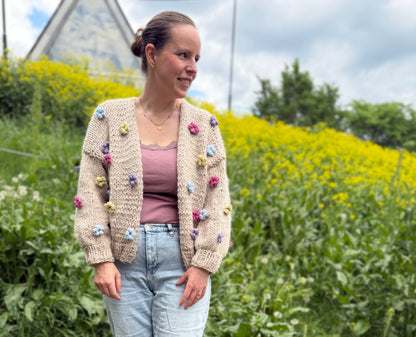 Jordbær- og blomsterjakka: Strikkepakke med garn og oppskrift