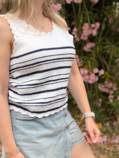 Sailaway top – sommerlig strikketopp med klassiske striper og feminine heklekanter
