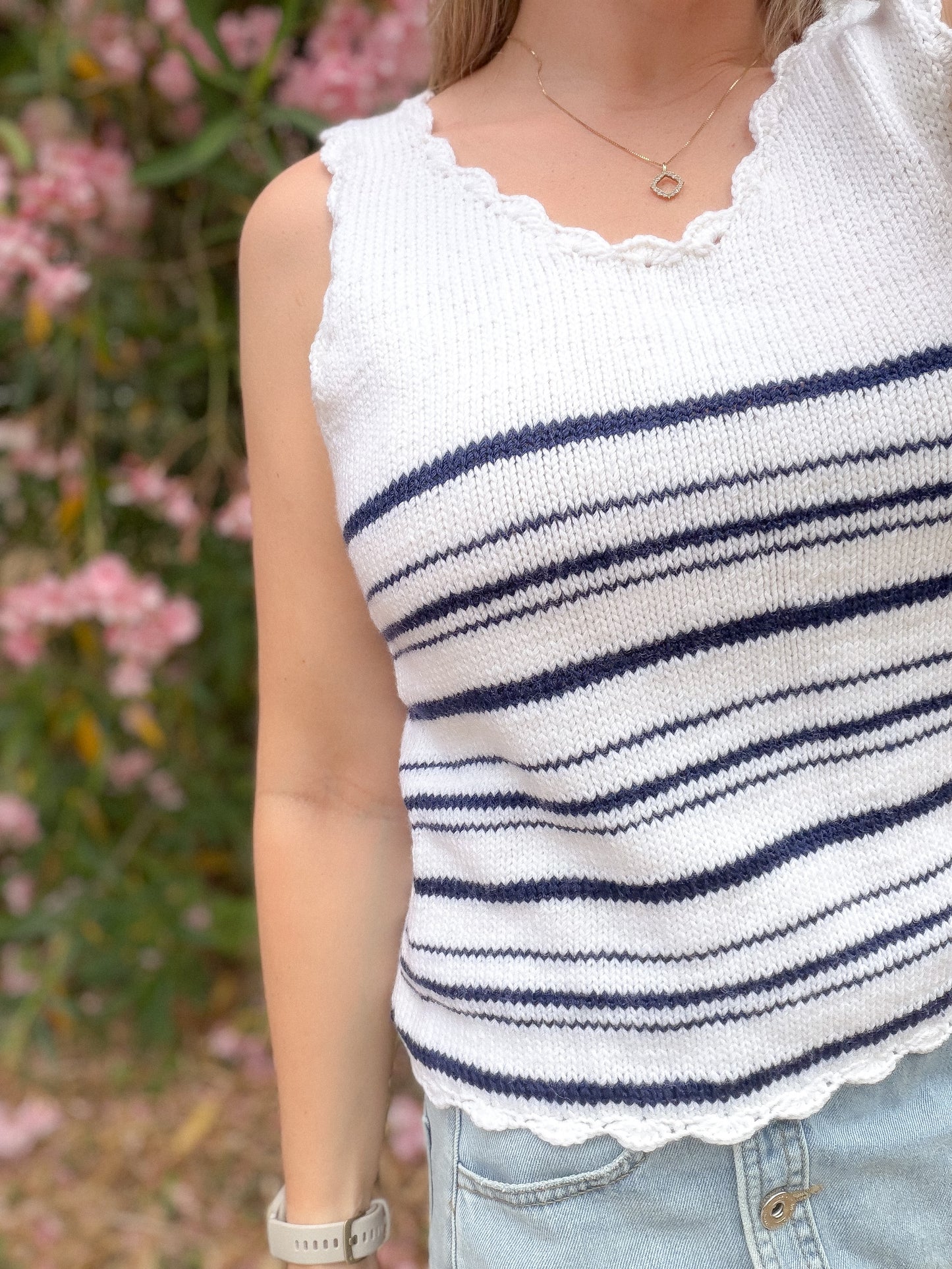 Sailaway top – sommerlig strikketopp med klassiske striper og feminine heklekanter