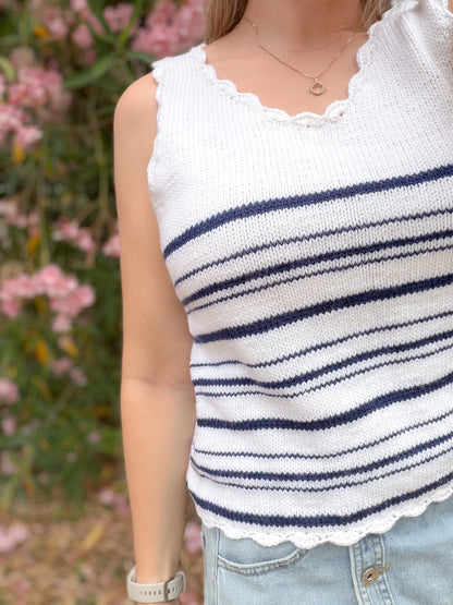 Sailaway top – sommerlig strikketopp med klassiske striper og feminine heklekanter