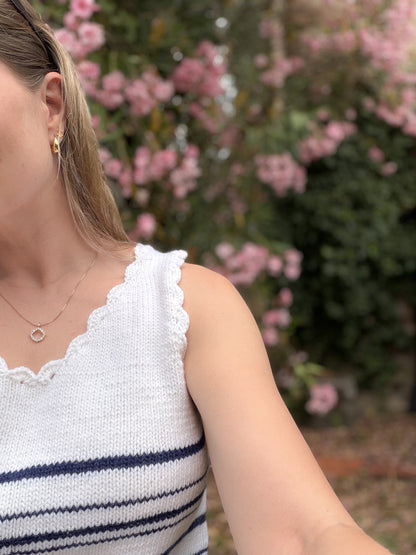 Sailaway top – sommerlig strikketopp med klassiske striper og feminine heklekanter