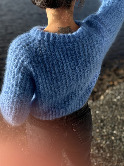 Mrs. Sweater i blått, sett bakfra