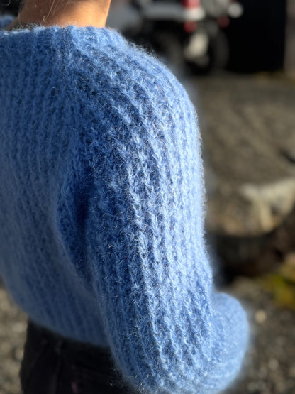 Detalj av strukturmønsteret på blå Mrs. Sweater
