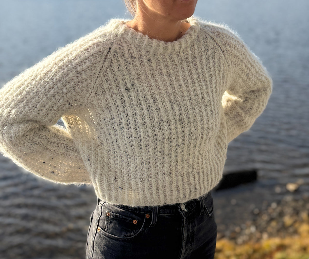 Mrs. Sweater i hvitt, sett forfra