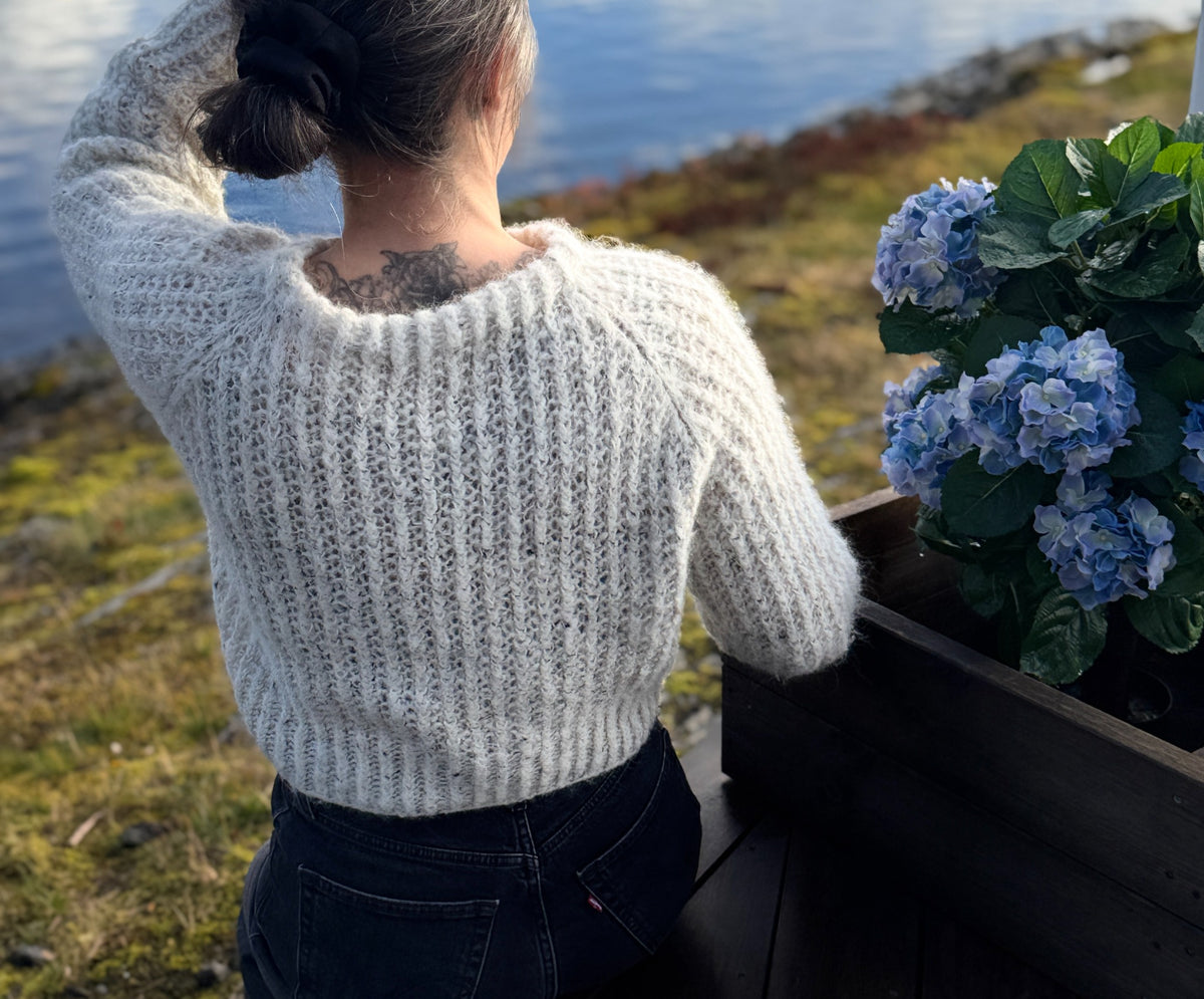 Mrs. Sweater i hvitt, sett bakfra