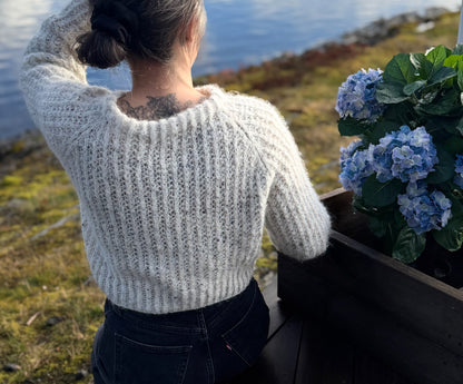 Mrs. Sweater i hvitt, sett bakfra
