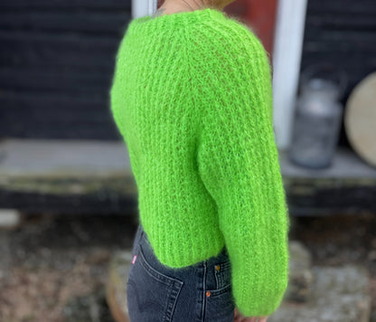 Mrs. Sweater i grønt, sett fra siden