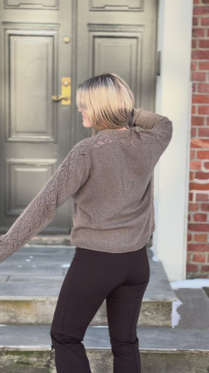 Irisbloom Sweater – feminin genser med vakkert strukturmønster